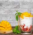 Pudim de chia com morango e manga  Foto: PromKaz | Shutterstock / Portal EdiCase
