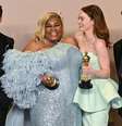 Robert Downey Jr., Da'Vine Hoy Randolph, Emma Stone e Cillian Murphy com suas respectivas estatuetas do Oscar  Foto: Getty Images / BBC News Brasil