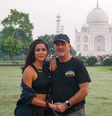Fernanda e Vicente em frente ao Taj Mahal, durante viagem ao país indiano  Foto: Reprodução/Instagram/vueltaalmundoenmoto