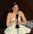 Emma Stone subiu ao palco emocionada e sem voz  Foto: Kevin Winter