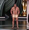 John Cena entrou usando um envelope para se cobrir e foi parcialmente vestido durante a vinheta  Foto: Reproduções
