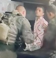 Momento em que sequestrado de ônibus, identificado como Paulo Sérgio de Lima, 29, é preso após se render  Foto: Reprodução