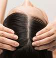A desintoxicação do couro cabeludo tem vários benefícios para o cabelo  Foto: Shutterstock / Alto Astral