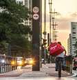 Entregador do aplicativo iFood atravessa a Avenida Paulista, em São Paulo.  Foto: Daniel Teixeira/Estadão / Estadão