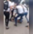 O adolescente foi cercado por um grupo de outros estudantes  Foto: Reprodução