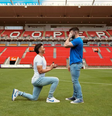 Josh Cavallo, que se assumiu gay em 2021, sendo o primeiro jogador profissional de futebol em atividade a fazer isso, pede companheiro em casamento no estádio Coopers Stadium  Foto: Reprodução: Instagram/joshua.cavallo