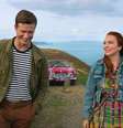 Ed Speleers como James Thomas e Lindsay Lohan como Maddie Kelly em 'Pedido Irlandês'  Foto: Netflix/Divulgação / Estadão