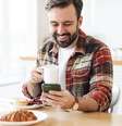 Uso de celular na refeição  Foto: Shutterstock / Sport Life