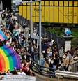 Manifestantes marcham em Tóquio para celebrar os avanços nos direitos LGBTQ e para pedir por igualdade nos direitos de casamento no Japão  Foto: REUTERS/Issei Kato