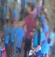 O homem foi flagrado empurrando e afastando a criança, que aparece levando uma mochila rosa  Foto: Reprodução