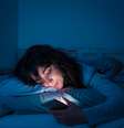 Mulher usando celular na cama  Foto: iStock