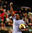 Vini Jr. celebra gol em protesto contra o racismo diante do Valencia  Foto: Getty Images