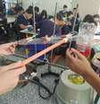 Destilador, desenvolvido no clube, realiza a extração de óleos essenciais de limão e alecrim.  Foto: Divulgação. / Brasil Escola