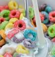 Leite sendo derramado em pote com cereais coloridos  Foto: Getty Images / BBC News Brasil