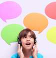 Uma criança com fones de ouvido que parece ouvir frases em idiomas diferentes  Foto: Getty Images / BBC News Brasil