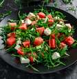 Salada de rúcula com melancia  Foto: DronG | Shutterstock / Portal EdiCase