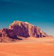 A aridez e as formações rochosas do Wadi Rum, na Jordânia, dão vida ao planeta Arrakis  Foto: Rita/Unsplash / Viagem e Turismo