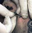 Pesquisadores se tatuaram usando diversas técnicas antigas para descobrir quais deles resultaram em marcas mais semelhantes às do homem do gelo.  Foto: Deter-Wol, Candice Nel at al
