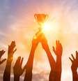 braços para cima segurando troféu  Foto: Getty Images / BBC News Brasil
