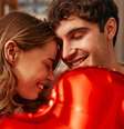 As vibrações do Ano Novo trazem romance para eles  Foto: Shutterstock / João Bidu