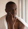 A pele dos homens também precisa de cuidados  Foto: fizkes | Shutterstock / Portal EdiCase