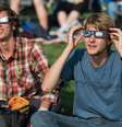 Alguns distritos nos EUA vão fornecer óculos de proteção para alunos observarem o eclipse em segurança (Imagem: Reprodução/NASA/Aubrey Gemignani)  Foto: Canaltech
