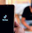 Celular com logo do TikTok na tela  Foto: AFP / BBC News Brasil