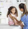Com mortes em alta, é ainda mais importante que as famílias levem as crianças para vacinar contra a dengue  Foto: iStock