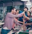 A aplicação da ciência da felicidade no ambiente corporativo é fundamental para promover o bem-estar dos funcionários  Foto: Roman Samborskyi | Shutterstock / Portal EdiCase