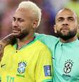 Neymar e Daniel Alves lamentam eliminação do Brasil na última Copa do Mundo  Foto: Getty Images