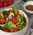 Salada com tomate e linhaça  Foto: kattyart | Shutterstock / Portal EdiCase