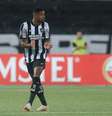  Foto: Vitor Silva/Botafogo - Legenda: Júnior Santos rabisca a defesa do Bragantino, pela Copa Libertadores / Jogada10