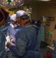 Brasileiro comandou a primeira cirurgia de transplante de um rim de porco em uma pessoa viva  Foto: Divulgação/Massachussets General Hospital