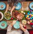 Família reunida em um almoço de Páscoa  Foto: iStock