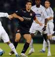 Juninho, pelo Lyon, enfrenta Beckham, do Real Madrid, na Champions League  Foto: Getty Images