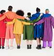 Pessoas representando as cores do movimento LGBTQIA+  Foto: Canva Fotos / Perfil Brasil