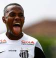 Robinho tem condenação em três instâncias por participação no estupro coletivo de uma mulher albanesa  Foto: Ricardo Saibun/Santos FC - Legenda: Robinho foi condenado a nove anos de prisão / Jogada10
