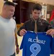Ronaldo presenteia o tenista Carlos Alcaraz, número 2 do mundo, com camisa do Cruzeiro.  Foto: Cruzeiro EC via Twitter / Estadão