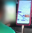 Passageira grava momento em que motorista de aplicativo assiste a vídeos de conteúdo adulto durante viagem em Goiás  Foto: Reprodução/TV Anhanguera