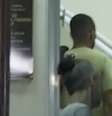 Robinho é visto ao chegar na sede da Polícia Federal em Santos (SP), após ser preso.  Foto: Reprodução/TV Globo/Fábio Pires