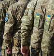 Soldados ucranianos em desfile militar. Bandeira ucraniana no uniforme militar  Foto: Foto: istock