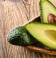 Quer fazer o abacate amadurecer mais rápido? Veja como!  Foto: Shutterstock / Alto Astral