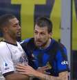  Foto: Reprodução/SPORTMediaset - Legenda: Juan Jesus e Acerbi tentaram resolver situação dentro de campo no San Siro / Jogada10