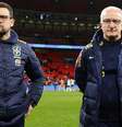 Lucas Silvestre e o pai, Dorival Júnior, durante amistoso contra a Inglaterra, em Wembley  Foto: Rafael Ribeiro/CBF