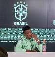  Foto: Rafael Ribeiro/CBF - Legenda: Vini Jr recebeu apoio do Vasco após choro em coletiva / Jogada10