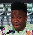 Vini Jr em coletiva   Foto: PIERRE-PHILIPPE MARCOU/AFP via Getty Images / Esporte News Mundo
