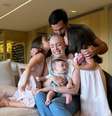 Fabiana Justus cercada por sua família ao voltar para casa em meio a tratamento contra leucemia  Foto: Instagram/@fabianajustus / Estadão