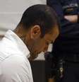 Daniel Alves deve deixar a prisão nas próximas horas  Foto: Jordi Borras/Pool/AFP via Getty Images - Legenda: Daniel Alves observa juízes do Tribunal de Barcelona durante seu julgamento / Jogada10