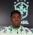  Foto: Rafael Ribeiro/CBF - Legenda: Em coletiva da Seleção Brasileira, Vini Jr chora ao falar de racismo - / Jogada10