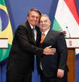 O ex-presidente Jair Bolsonaro (à esquerda) junto ao premiê húngaro Viktor Orbán (à direita)   Foto: Alan Santos/PR